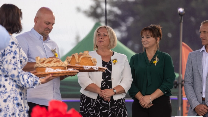 Gminne dożynki w Zamysłowie. Rolnicy przekazali władzom chleb z tegorocznych zbiorów [ZDJĘCIA]