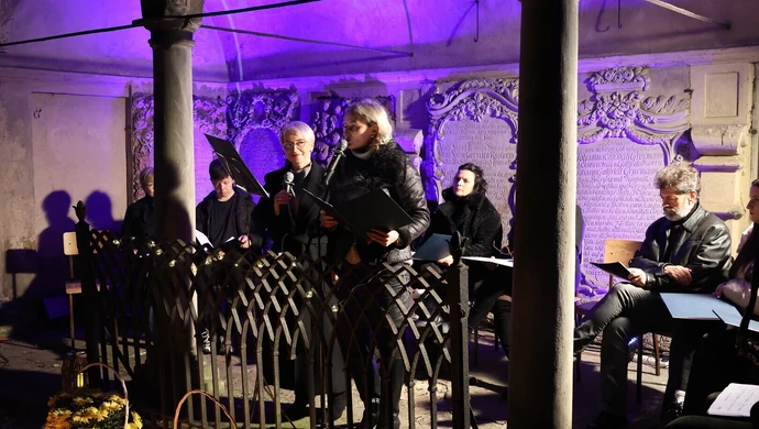 Wieczór poezji w lapidarium. Społeczność „Staszica” oswajała przemijanie