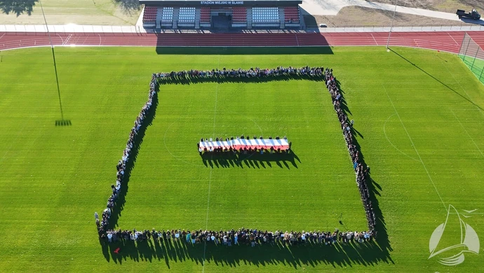 Sława uczciła Święto Niepodległości. Setki uczniów zaśpiewało hymn na stadionie