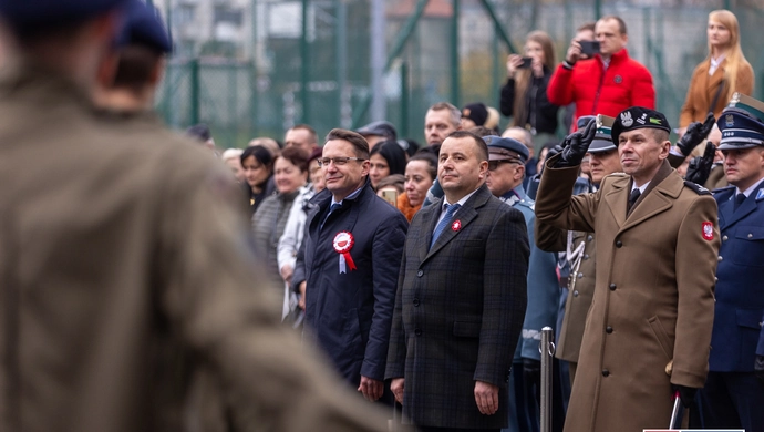 Kadeci złożyli przysięgę na sztandar szkoły. Uroczyste ślubowanie i awanse w „Staszicu”
