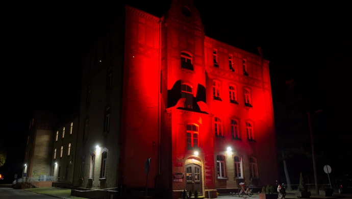 Budynki Starostwa i OPS-u rozbłysły na czerwono. W Polsce takich obiektów było około 3600