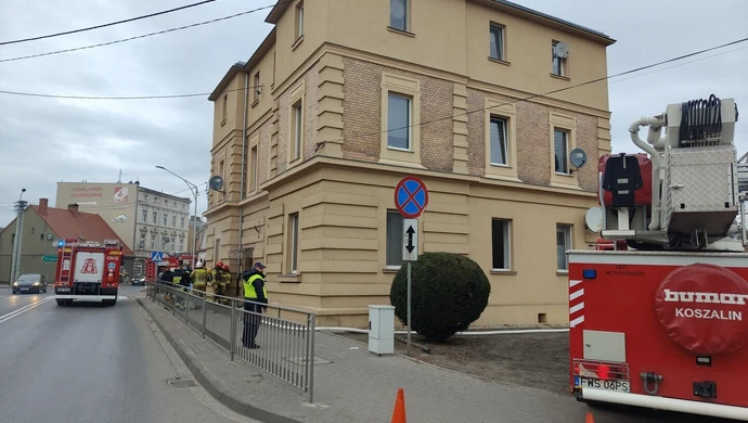 Pożar w kamienicy przy Głogowskiej. Ewakuowano sześć osób, dwie przewieziono do szpitala