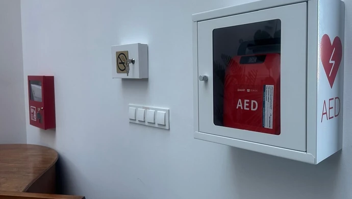 Defibrylator zawisł na ścianie. Kino Żeglarz w Sławie z nowym sprzętem ratującym życie