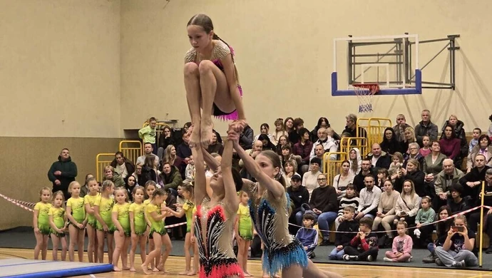 Pełna hala na świątecznych zawodach w „Staszicu”. Dla wielu dziewczynek to był pierwszy start w życiu