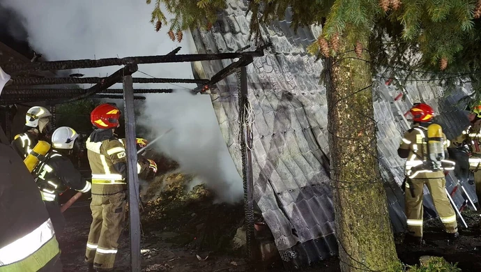 Domek letniskowy w płomieniach. Osiem zastępów gasiło pożar w Sławie