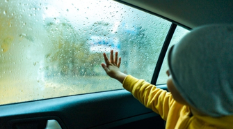 Dlaczego fotelik samochodowy jest obowiązkowy do pewnego wieku dziecka? Wyjaśniamy