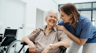 Opiekun medyczny – stabilna praca i pewność zatrudnienia. Sprawdź kurs online