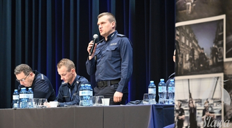 Policjanci edukowali seniorów w Kinie Żeglarz