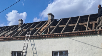 Nowy dach i elewacja dla świetlicy. Ruszył remont w Starych Drzewcach