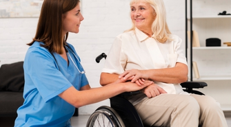 Jak wygląda praca opiekuna medycznego i gdzie zdobyć potrzebne kwalifikacje?