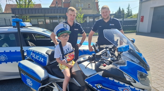 6-latek złamał rękę na oczach patrolu. Policjanci ze Wschowy błyskawicznie ruszyli z pomocą