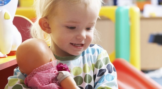 Jak stworzyć przytulny i kreatywny kącik zabaw dla dziecka? Tipi i huśtawka kokon jako kluczowe elementy