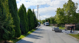 Kostka brukowa zastąpi kruszywo. Trwa przebudowa zjazdów w Małych Drzewcach