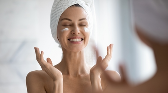 Piękno dojrzałej skóry – jak je podkreślać, a nie zakrywać?