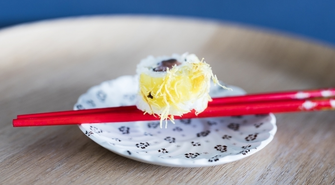 Szybkie, smaczne, efektowne – wybierz sushi w razie niezapowiedzianych gości