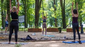 Pilates pod chmurką przez całe wakacje. Na zajęcia zapraszają Aneta Małucka i Aktywna Wschowa