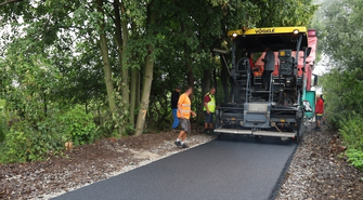 Trasa na nieczynnej linii kolejowej nabiera kształtu. Trwa układanie asfaltu [FOTO]