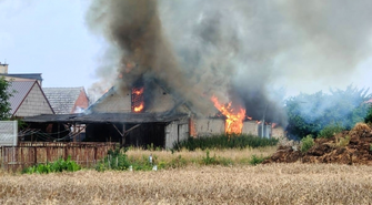 Płonęła stodoła z maszynami rolniczymi i słomą. Duża akcja straży w Krzepielowie [FOTO]