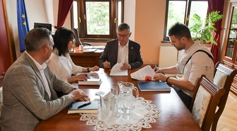 Burmistrz podpisał umowę na dokumentację projektowo-kosztorysową. Chodzi o remont Dworcowej