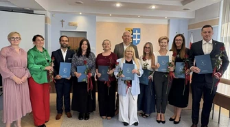 Ośmioro nauczycieli z powiatu wschowskiego awansowało. Starosta wręczył akty mianowania
