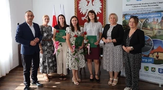 Trzy nauczycielki ze Szlichtyngowej z awansem. Burmistrz wręczyła akty