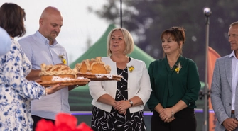 Gminne dożynki w Zamysłowie. Rolnicy przekazali władzom chleb z tegorocznych zbiorów [ZDJĘCIA]