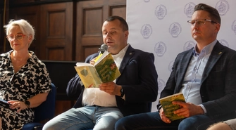 Narodowe Czytanie w „Staszicu”. Wicestarosta wraz z uczniami i nauczycielami czytał dzieła Kochanowskiego