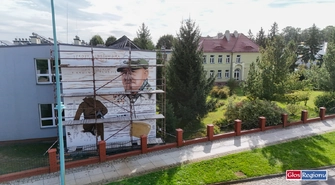 Nowy mural w Sławie. Na ścianie kapral Niewidziajło i moment zaślubin Polski z morzem