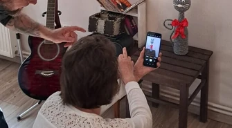 Fotografie wschowskich seniorów na wystawie plenerowej. Efekty zajęć DDS "Senior+" można podziwiać przy muralu