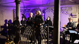 Wieczór poezji w lapidarium. Społeczność „Staszica” oswajała przemijanie