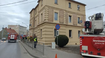 Pożar w kamienicy przy Głogowskiej. Ewakuowano sześć osób, dwie przewieziono do szpitala