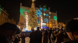 Mikołaj zjechał  na linie z ratusza, a burmistrz rozświetlił choinkę. Mikołajki 2025 we Wschowie [FOTO]