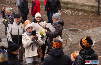 Trzej Królowie na ulicach Wschowy. Święta Rodzina w karocy setki mieszkańców w koronach ZDJĘCIA