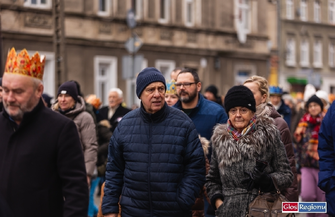 Trzej Królowie na ulicach Wschowy. Święta Rodzina w karocy setki mieszkańców w koronach ZDJĘCIA