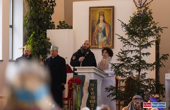 Trzej Królowie na ulicach Wschowy. Święta Rodzina w karocy setki mieszkańców w koronach ZDJĘCIA