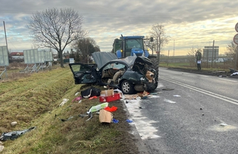 Wschowa. Zderzenie jaguara z ciągnikiem. Jedna osoba ranna AKTUALIZACJA