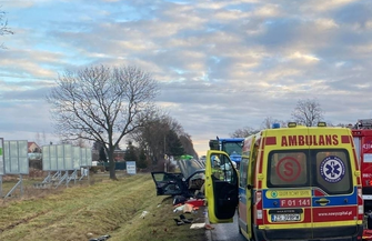Wschowa. Zderzenie jaguara z ciągnikiem. Jedna osoba ranna AKTUALIZACJA