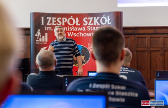 Seniorzy i młodzież razem przed komputerem. W Staszicu ruszyła Szkoła Międzypokoleniowa