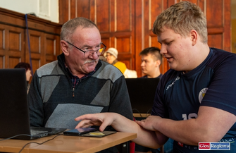 Seniorzy i młodzież razem przed komputerem. W Staszicu ruszyła Szkoła Międzypokoleniowa