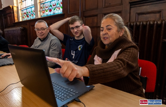 Seniorzy i młodzież razem przed komputerem. W Staszicu ruszyła Szkoła Międzypokoleniowa