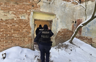 Wschowscy mundurowi sprawdzają pustostany. W grę wchodzi ludzkie życie