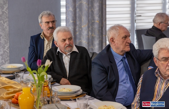 Seniorzy ze Wschowy i Zielonej Góry świętowali zbliżający się Dzień Kobiet. Była muzyka życzenia i kwiaty