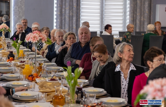 Seniorzy ze Wschowy i Zielonej Góry świętowali zbliżający się Dzień Kobiet. Była muzyka życzenia i kwiaty