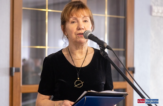 Seniorzy ze Wschowy i Zielonej Góry świętowali zbliżający się Dzień Kobiet. Była muzyka życzenia i kwiaty