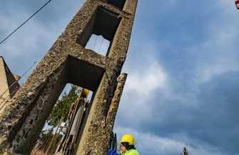 Nowa Wieś. Wymieniają słupy energetyczne przy ścieżce rowerowej