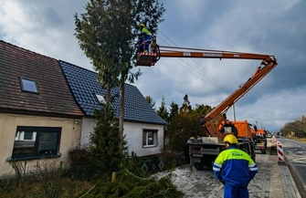 Nowa Wieś. Wymieniają słupy energetyczne przy ścieżce rowerowej