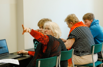 Seniorzy i młodzież razem przy komputerach. Szkoła Międzypokoleniowa w I LO Wschowa