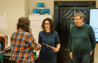 Seniorzy i młodzież razem przy komputerach. Szkoła Międzypokoleniowa w I LO Wschowa