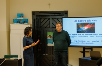 Seniorzy i młodzież razem przy komputerach. Szkoła Międzypokoleniowa w I LO Wschowa