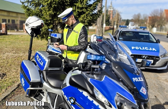 Piękna pogoda kusi motocyklistów. Wschowscy policjanci apelująo rozwagę